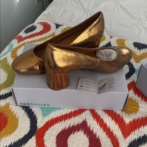 AEROSOLES Gold Block Pump Heals